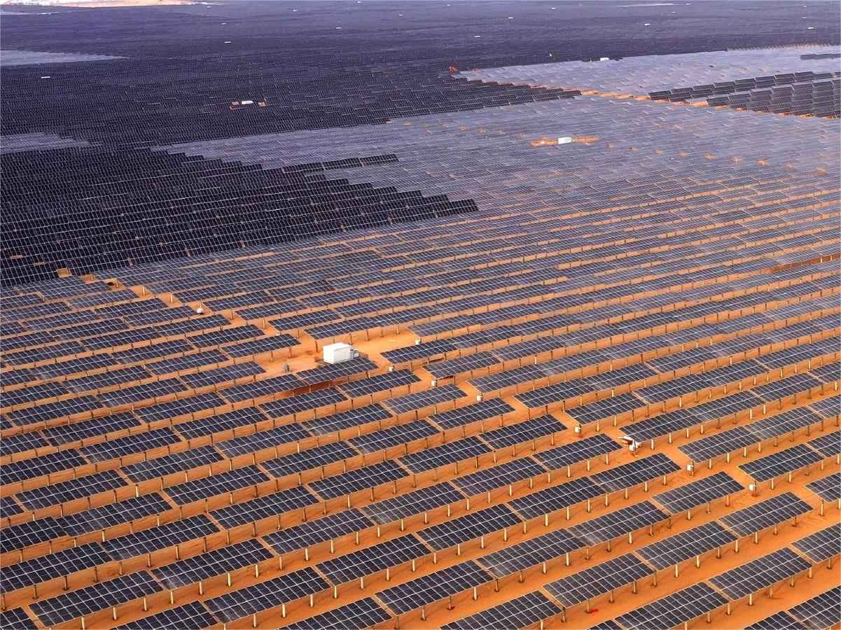 Proiect de energie solară de 45 MW conectat la rețea într-o regiune deșertică (Ningxia, China)